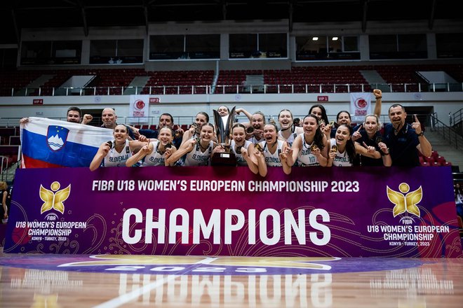 Mlade slovenske košarkarice so se zasluženo veselile velikega uspeha. FOTO: FIBA