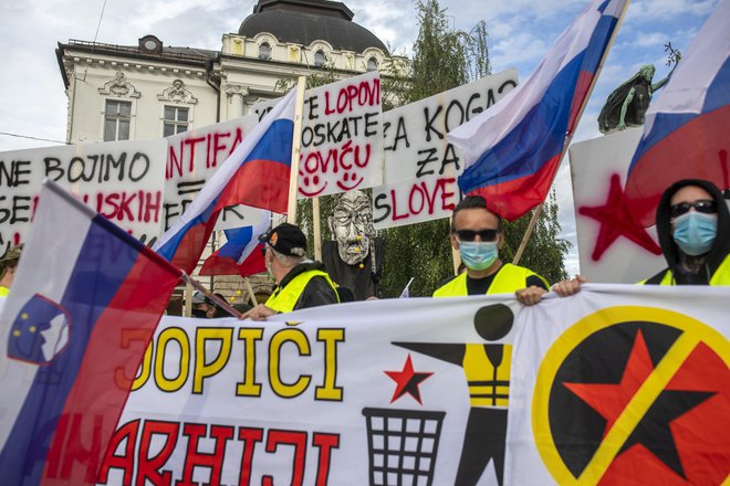 Shod v podporo vladi Janeza Janše, ki so ga izvedli t. i. rumeni jopiči, številni z vidnimi neonacističnimi tetovažami. FOTO: Voranc Vogel/Delo