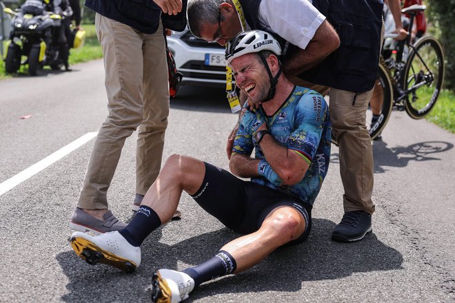 Mark Cavendish je v soboto utrpel nesrečo in končal Tour 2023. FOTO: Thomas Samson/AFP