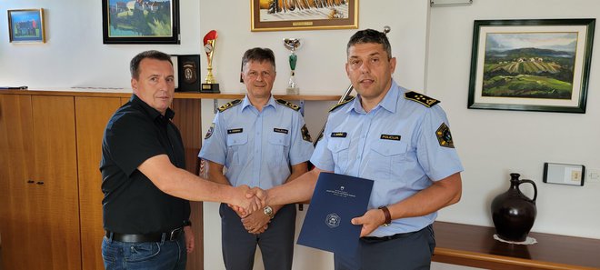 Današnja primopredaja (z leve): France Božičnik, vodja Sektorja kriminalistične policije PU Novo mesto, namestnik generalnega direktorja policije mag. Robert Ferenc in novi direktor PU Novo mesto Igor Juršič. FOTO: PU Novo mesto