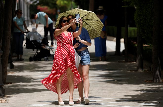 Španijo je zajel drugi vročinski val. FOTO: Jon Nazca/Reuters