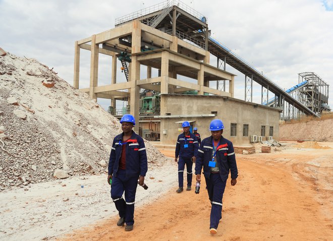 Med letoma 2017 in 2022 je zlasti energetski sektor potrojil povpraševanje po litiju. FOTO: Philimon Bulawayo/Reuters