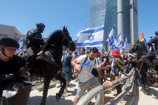 V Tel Avivu protestirajo proti pravosodni reformi skrajno desne vlade Benjamina Netanjahuja. FOTO: Nir Elias/Reuters