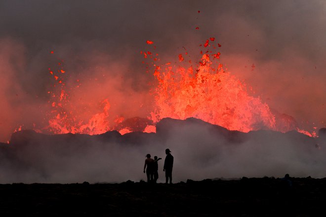 Izbruh vulkana v bližini Litli Hrutur, 30 km jugozahodno od Reykjavika na Islandiji, je pritegnil kar nekaj navdušencev, ki so se nevarno približali lavi. Foto: Kristinn Magnusson/Afp