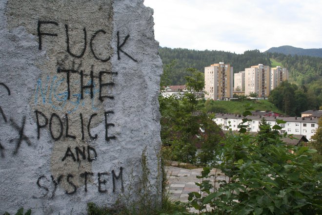 Policist je poskušal preprečiti grafitiranje. (Fotografija je simbolična). FOTO: Kotnik Mateja