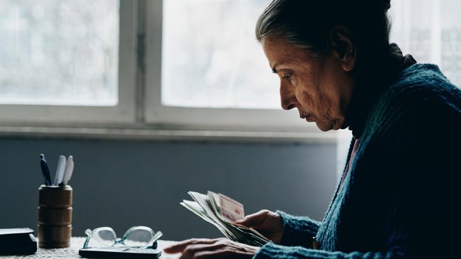 Film Blagine lekcije pripoveduje o učiteljici, ki v telefonski prevari izgubi svoje življenjske prihranke. Foto Promocijsko Gradivo