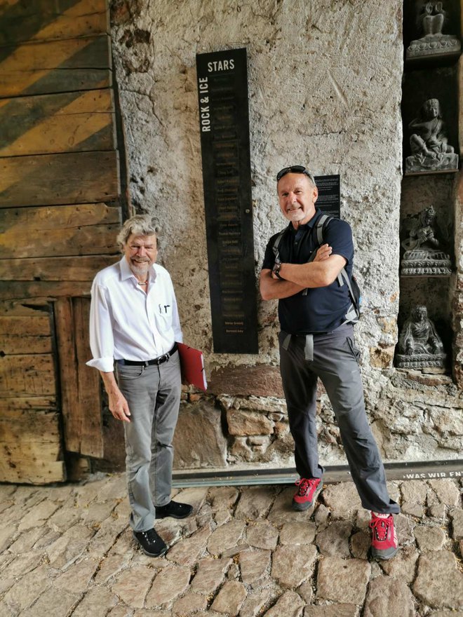 Viki Grošelj in Reinhold Messner ob seznamu, ki je postavljen ob vhodu v muzej. FOTO: Osebni arhiv Viktorja Grošlja