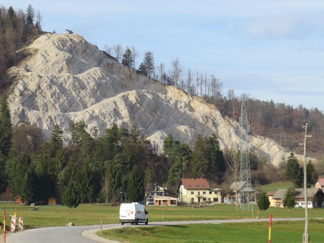 Domačini, ki živijo v bližini kamnoloma Smolevec, so bili do zdaj obremenjeni s hrupom, prahom in težkimi tovornjaki. FOTO: Bojan Rajšek/Delo