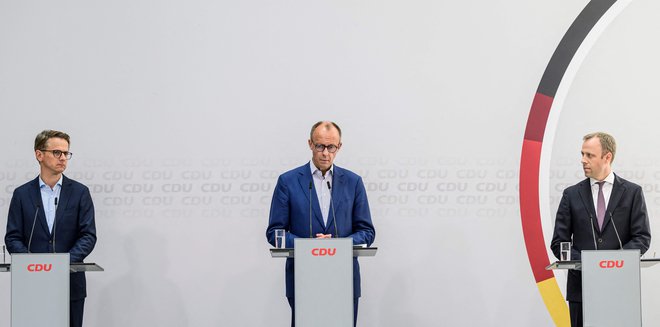 Predsednik CDU Friedricj Merc (na sredini) je generalnega sekretarja stranke Maria Czajo (desno) zamenjal po vsega letu in pol na tej poziciji. Novi generalni sekretar stranke je postal Carsten Linnemann, ki je po prepričanjih bliže Merzu. FOTO: John Macdougall/AFP