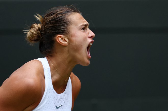 Arina Sabalenka se je zavihtela v polfinale. FOTO: Toby Melville/Reuters