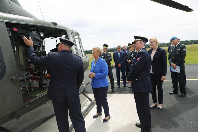 Pri odprtju prenovljenega Centra za kontrolo in nadzor zračnega prostora v vojaški Letalski bazi na Brniku je sodelovala tudi predsednica države Nataša Pirc Musar. FOTO: Leon Vidic/Delo