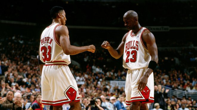 Scottie Pippen (levo) in Michael Jordan sta skupaj osvojila šest šampionskih prstanov. FOTO: Reuters