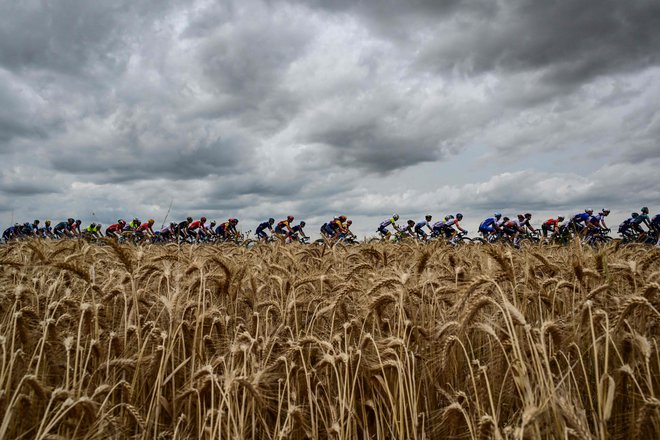 Tudi čudovita okolica dela dirko po Franciji posebno. A Tour ne naredi nič za to, da bi okolica lepa tudi ostala. FOTO: AFP