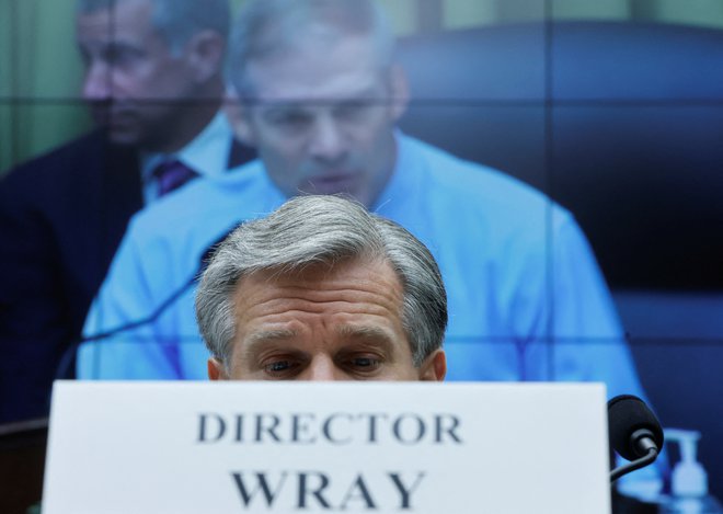 Zasliševanje direktorja FBI Christopherja Wraya v kongresnem odboru pod vodstvom republikanca iz Ohia Jima Jordana. FOTO: Jonathan Ernst/Reuters