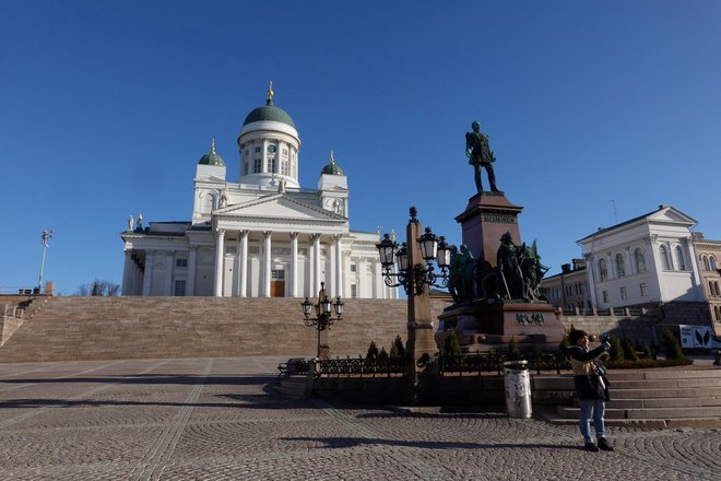 V središču Helsinkov je rusko obdobje pustilo močan pečat. V sredini Senatnega trga na piedestalu kraljuje ruski car Aleksander II. FOTO: Tom Little/Reuters