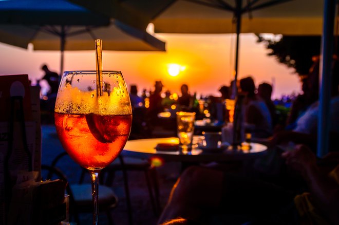 Med najbolj zaželenimi koktejli tega poletja bodo, meni Valentin Bufolin, negroni, vse vrste collinsov ter limoni spritz. FOTO: Shutterstock