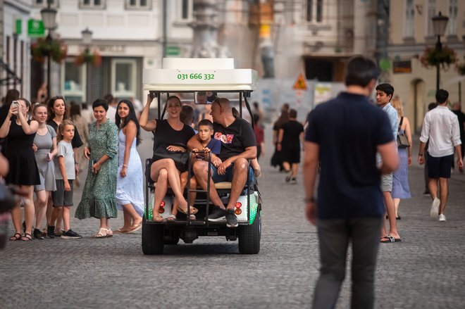 Tujci v Ljubljani so lani v povprečju bivali dobra dva dni in zapravili okoli 123 evrov na dan, kažejo uradni statistični podatki. FOTO: Voranc Vogel/Delo