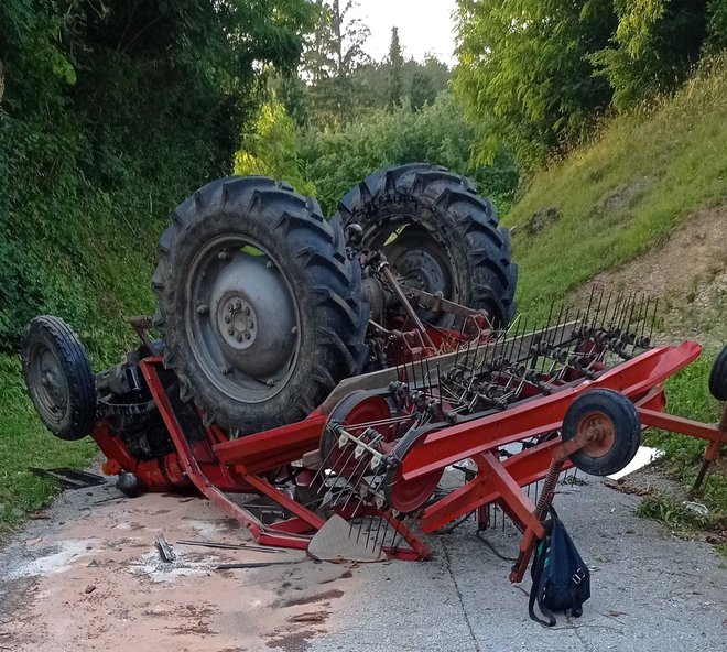 Eden od moških je obležal pod traktorjem; ni mu bilo več pomoči. FOTO: PGD Trebnje