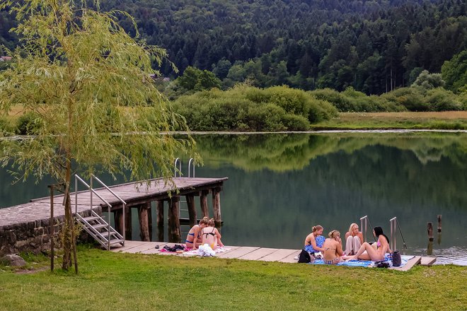 Med najbolj priljubljena naravna kopališča v okolici Ljubljane zagotovo spada podpeško jezero. FOTO: Črt Piksi/Delo
