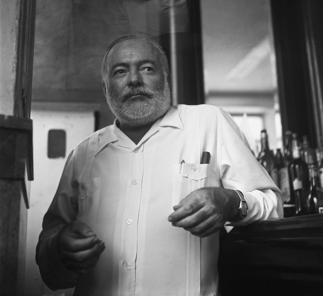 Ernest Hemingway okrog leta 1960. Pozneje se je razvedelo, da se je boril s hudo depresijo. FOTO: Reuters