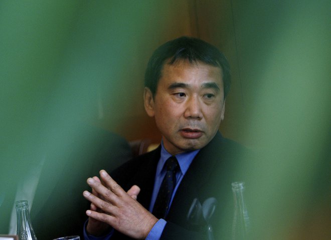 Haruki Murakami j evelik japonski mojster pripovedovanja in vztrajni kandidat za Nobelovo nagrado. FOTO: Petr Josek/Reuters 