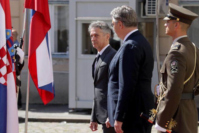 Predsednik vlade Robert Golob se mudi na svojem prvem uradnem obisku v Zagrebu, kjer ga je že sprejel hrvaški kolega Andrej Plenković. FOTO: Damjan Tadic/Cropix