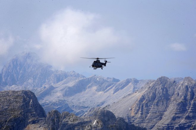 Planinki so s policijskim helikopterjem prepeljali v Dolino Trente. FOTO: Matej Družnik/Delo