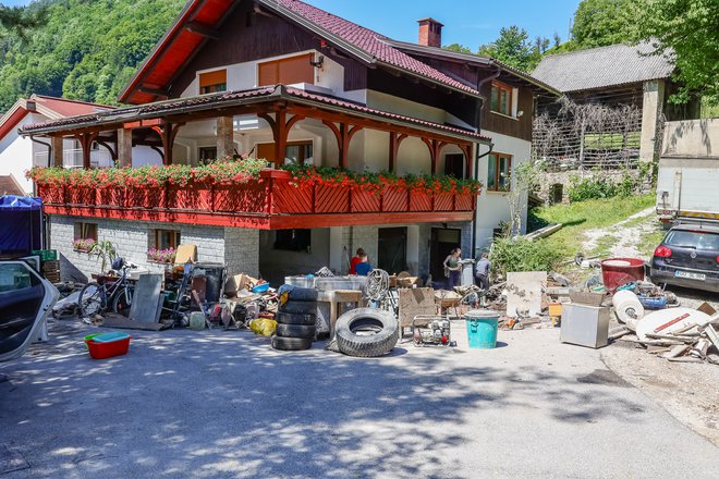 Zaprte ceste, poplavljeni objekti, škoda je velika. FOTO: Črt Piksi/Delo