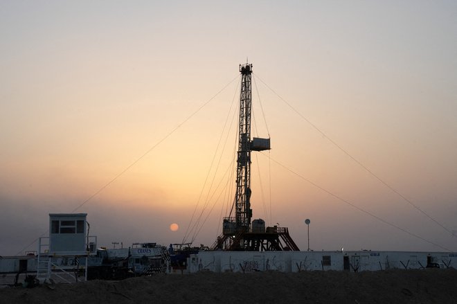 Cene surove nafte se pogosto gibljejo v obratni smeri kot vrednost ameriškega dolarja, analitiki in vlagatelji pa te razmere pogosto »začinijo« še s poudarjanjem težav. Foto Essam Al-sudani Reuters