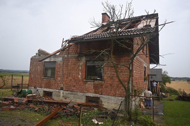 Hišo v Lomanošah je zadela vodena strela, foto Oste Bakal