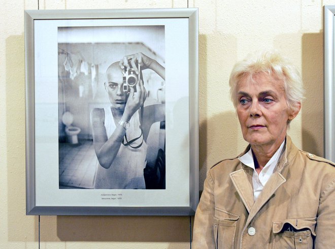 (FILES) French press photographer Marie-Laure de Decker poses next to a self-portrait of her exhibition presented at the "Couvent des Minimes" during the 18th Festival International of Photojournalism "Visa pour l'image", on September 6, 2006, in Perpignan. Photojournalist Marie-Laure de Decker, who had been a war reporter, died on July 15, 2023, at the age of 75, according to her family. She died after a long illness in a Toulouse hospital. A native of Bone (now Annaba in Algeria), she started out as a model, before moving on to the other side of the camera, immortalising artists such as Man Ray, Marcel Duchamp and Philippe Souppault in the late 1960s. (Photo by ERIC CABANIS/AFP) Foto Eric Cabanis Afp
