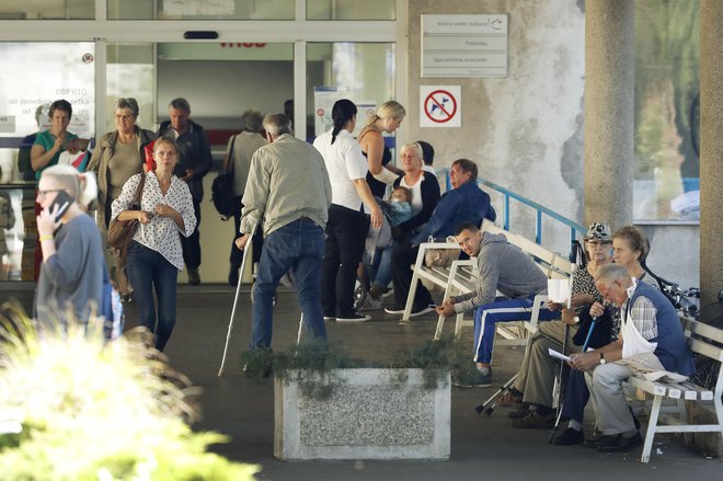 V Sloveniji so okvirne zdravstvene pravice določene z zakonom o zdravstvenem varstvu in zavarovanju, konkretne pravice pa s pravili obveznega zavarovanja. FOTO: Leon Vidic