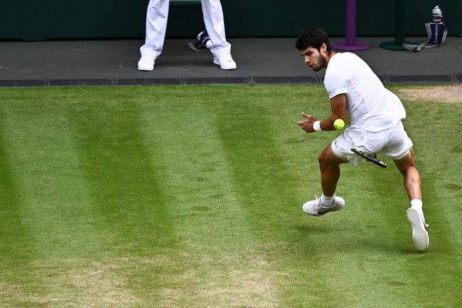 Najboljša tenisača na svetu Carlos Alcaraz in Novak Đoković sta v finalu Wimbledonu uprizorila pravi spektakel. Po štirih urah in 45 minutah je Španec strl Srba z 1:6, 7:6 (6), 6:1, 3:6 in 6:4. Alcaraz ostaja številka ena svetovnega tenisa. Alcaraz je pri 20 letih osvojil že drugi turnir za grand slam po lanski zmagi v New Yorku in postal tretji najmlajši zmagovalec Wimbledona po Nemcu Borisu Beckerju in Švedu Björnu Borgu. Foto: Sebastien Bozon/Afp