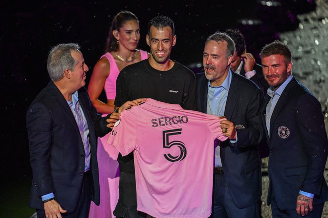 Španski vezist Sergio Busquets (tretji z leve) in predsednik Miamija David Beckham (desno). FOTO: Giorgio Viera/AFP