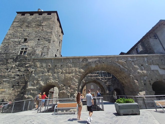 Pogled na del mestnega obzidja in vhod v stari del Aoste FOTO: Dragan Egelič