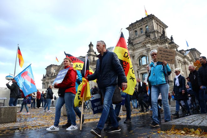 Skrajno desna Alternativa za Nemčijo ima zaradi številnih kriz, v katerih se je znašla država v zadnjih nekaj letih, med volivci vse višjo podporo. Na sliki protesti v Berlinu oktobra lani. FOTO: Christian Mang/REUTERS