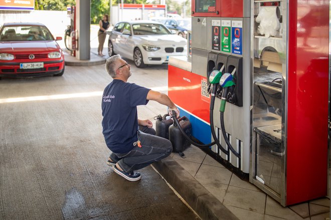Cene pogonskih goriv so na črpalkah zunaj avtocest omejene z vladno uredbo. FOTO: Voranc Vogel/Delo
