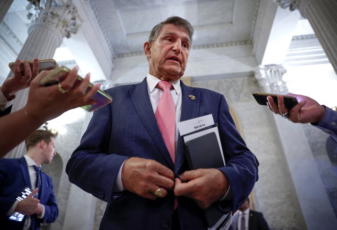 Joe Manchin je v prvih dveh Bidnovih letih močno mešal gospodarske in še posebej energetske načrte Bele hiše, zdaj pa se mnogi na levici bojijo, da bo nastopil kot tretji predsedniški kandidat.

Foto Evelyn Hockstein/Reuters