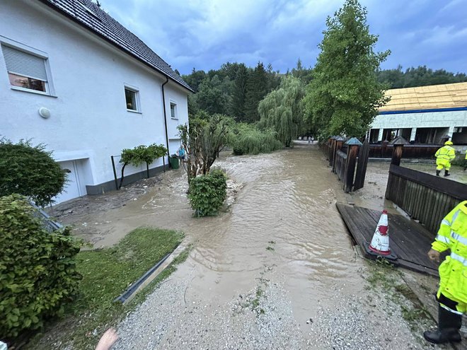 Na Poljani je iz sicer majhnega potoka nastal hudournik in poplavil več objektov. FOTO: Gasilci Prevalje/Facebook