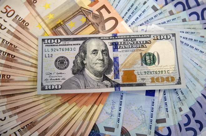 Dolar ne izgublja vrednosti le v primerjavi z evrom: tudi dolarski indeks, ki meri tečaj ameriške valute v primerjavi s šestimi drugimi, je te dni najnižje po lanskem aprilu. Foto Reuters Pictures