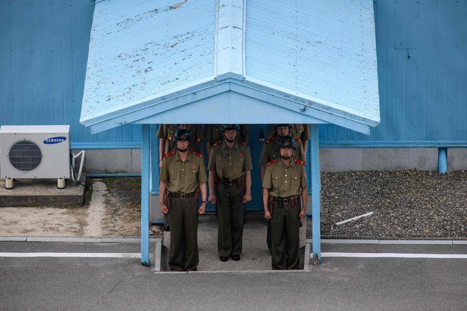 Strokovnjaki menijo, da je Panmunjom najverjetnejši kraj, ki si ga je državljan ZDA izbral za prehod v Severno Korejo. FOTO: Ed Jones/AFP