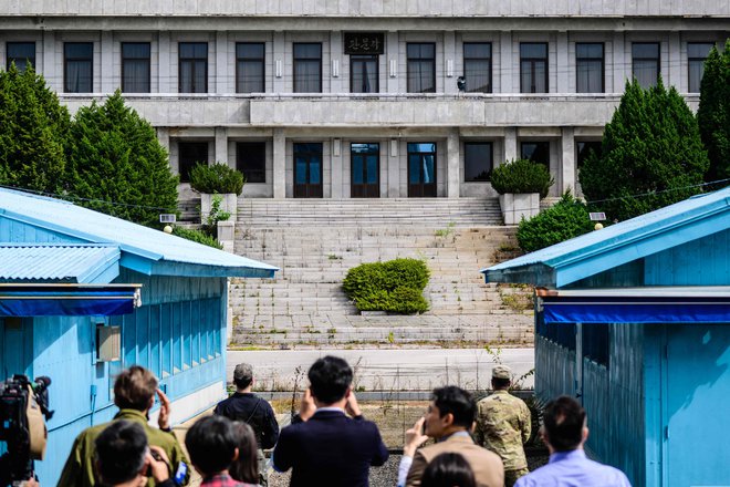 Demilitarizirano območje med Severno in Južno Korejo je ena najbolj varovanih mej na svetu, sredi njega pa se nahaja območje skupnega nadzora, ki je tudi priljubljena turistična točka. FOTO: Anthony Wallace/AFP