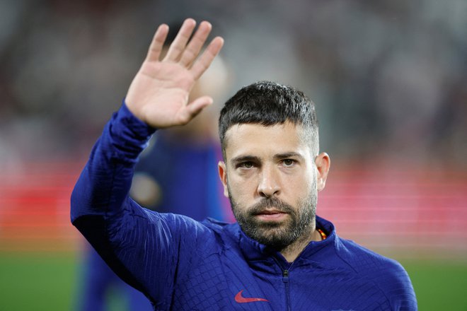 Jordi Alba je takole že aprila pomahal v slovo navijčem Barcelone. FOTO: Juan Medina/Reuters