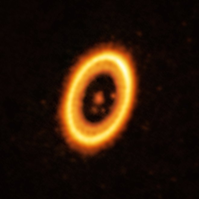 PDS 70 leži okoli 400 svetlobnih let od Zemlje. FOTO: ALMA (ESO/NAOJ/NRAO)/Balsalobre