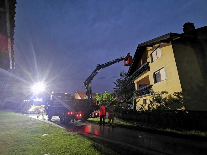 Podrta drevesa in veter so povzročili škodo na objektih, cestni in železniški infrastrukturi ter na vozilih. FOTO: PGD Oplotnica