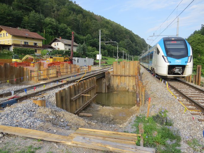 Zahodno od postajnega poslopja v Lazah gradijo podhod.

FOTO: Bojan Rajšek/Delo