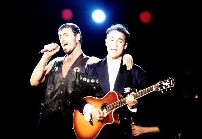 George Michael (levo) in Andrew Ridgeley (desno) sta bila kot duet Wham! eni največjih zvezd v letih od 1982 do 1986. Na fotografiji sta na redkem skupnem nastopu po razhodu na festivalu Rock in Rio II leta 1991. Foto R. Kennedy/Reuters