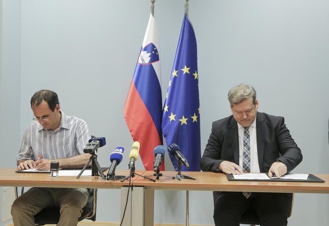 Delni stavkovni sporazum sta sklenila predsednik visokošolskega sindikata Gorazd Kovačič in minister za visoko šolstvo Igor Papič. FOTO: Jože Suhadolnik/Delo