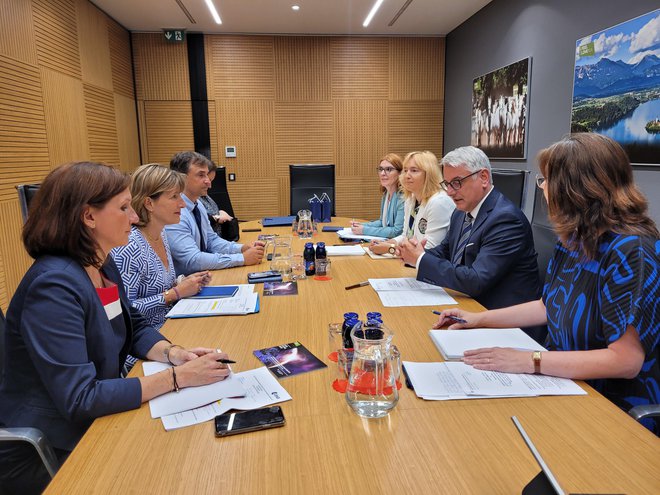 Srečanje ministra Matjaža Hana z direktorico Geraldin Naja, pristojno za komercializacijo, industrijo in konkurenčnost pri Evropski vesoljski agenciji. FOTO: MGTŠ

 