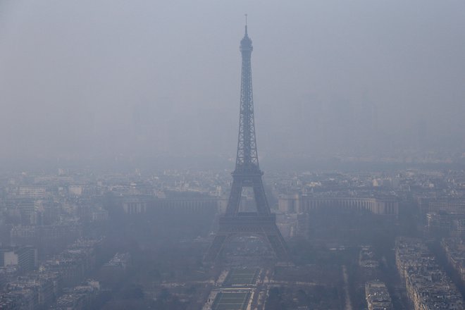 Takole onesnažen zrak je bil leta 2015 v Parizu. FOTO: Gonzalo Fuentes/Reuters